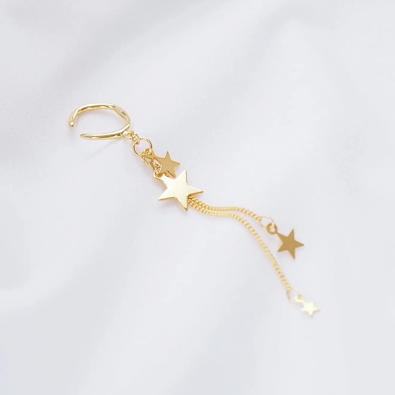 【ピアス穴不要】流れ星のきらめき＊星が揺れるロングイヤーカフ（片耳用）