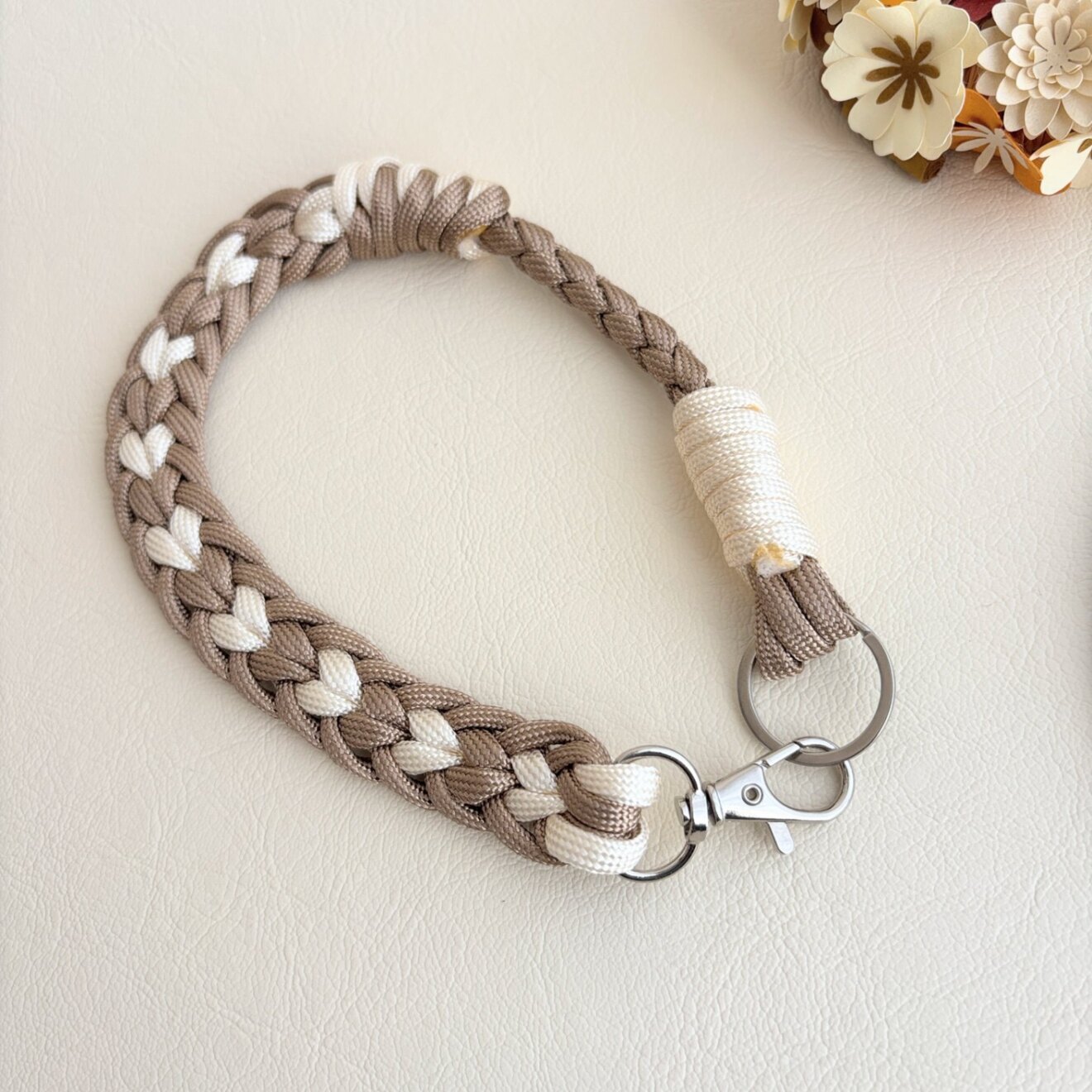 ハートのスマホストラップ　パラコード　ハンドメイド