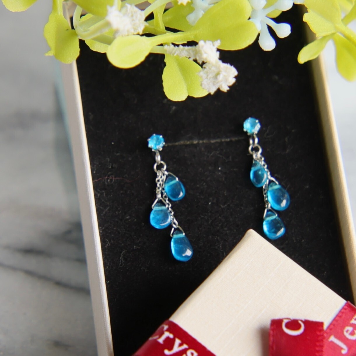 【金属アレルギー対応】ネオンブルーアパタイト ピアス｜雨粒のように揺れる宝石質ドロップ