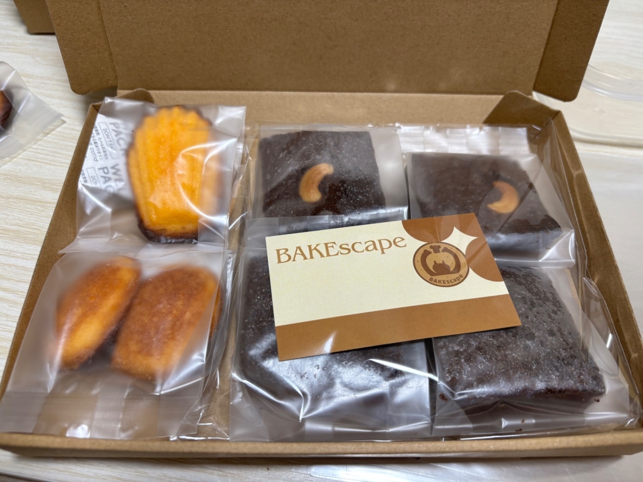 BAKEscape｜B級品珈琲ブラウニーマニア〜濃厚珈琲ブラウニー4個＋ミニマドレーヌ2個＋おまけ1