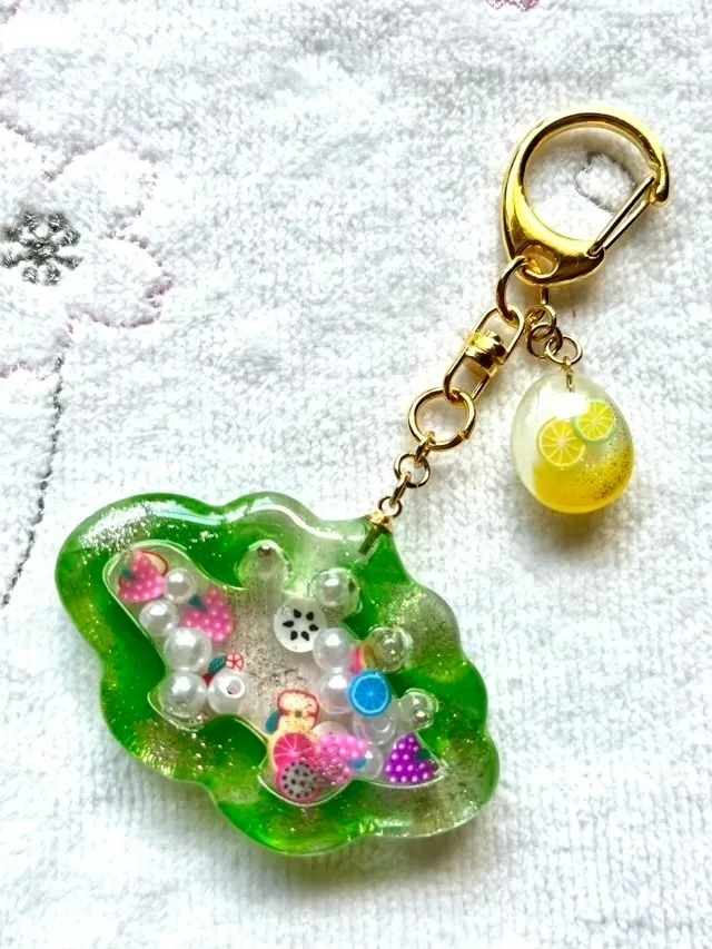 恐竜🦖きらきらシャカシャカキーホルダー【リベポ払い歓迎