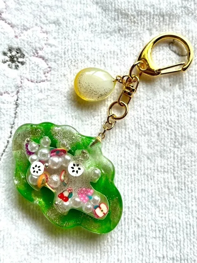 恐竜🦖きらきらシャカシャカキーホルダー【リベポ払い歓迎