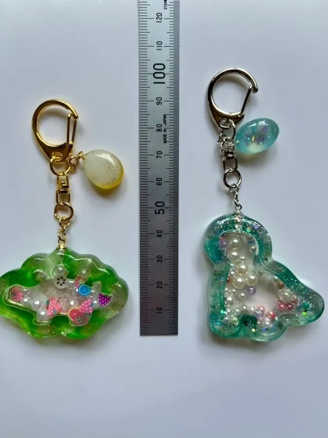 恐竜🦖きらきらシャカシャカキーホルダー【リベポ払い歓迎