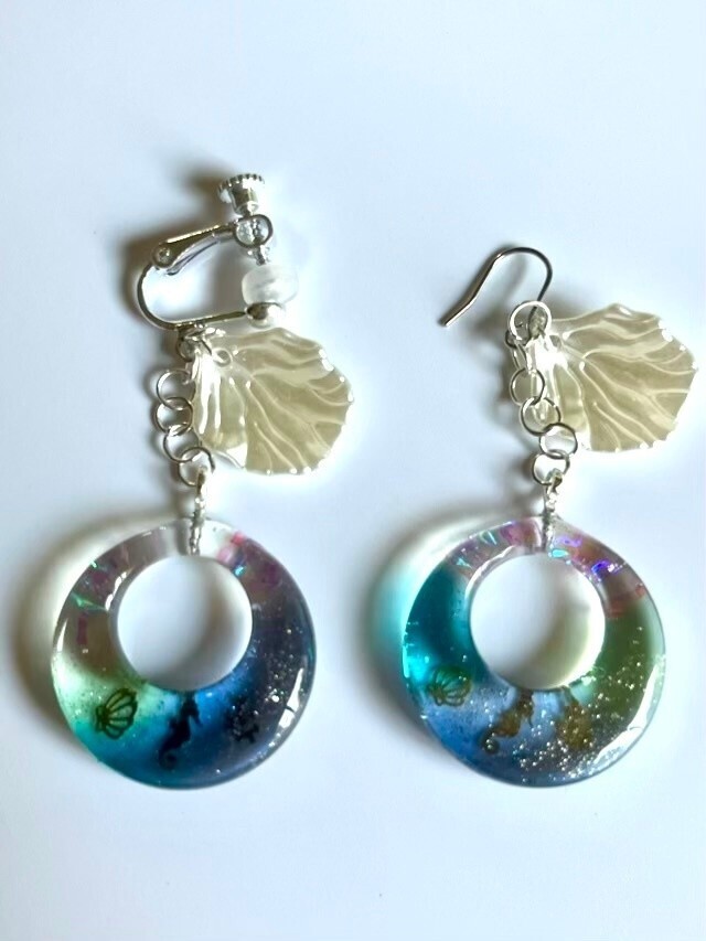 南の海のキラキラフープと貝殻（イヤリング／ピアス）【リベポ払い歓迎🎉】
