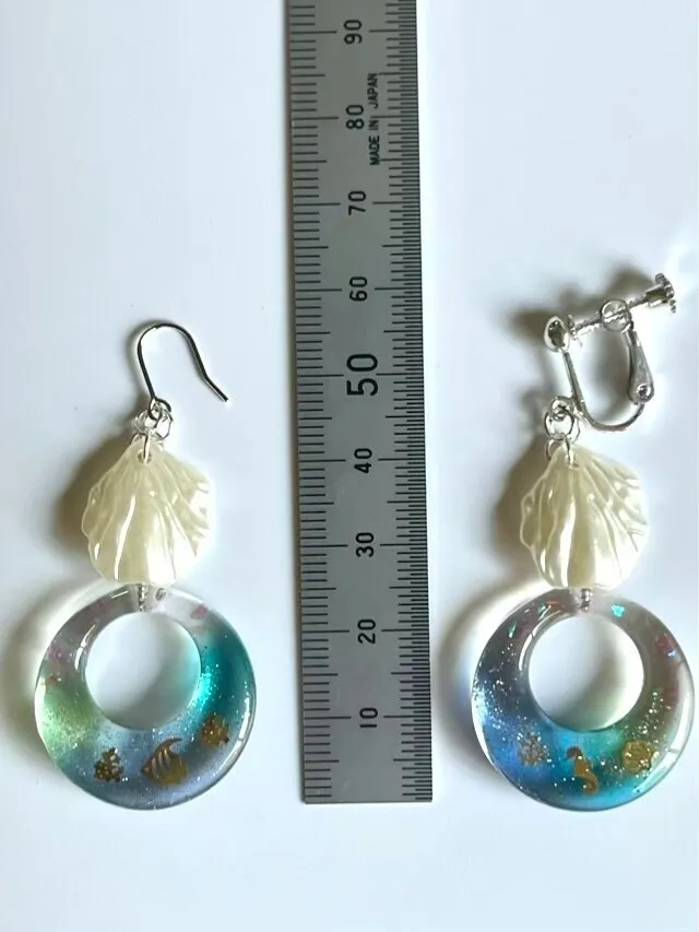 南の海のキラキラフープと貝殻（イヤリング／ピアス）【リベポ払い歓迎🎉】