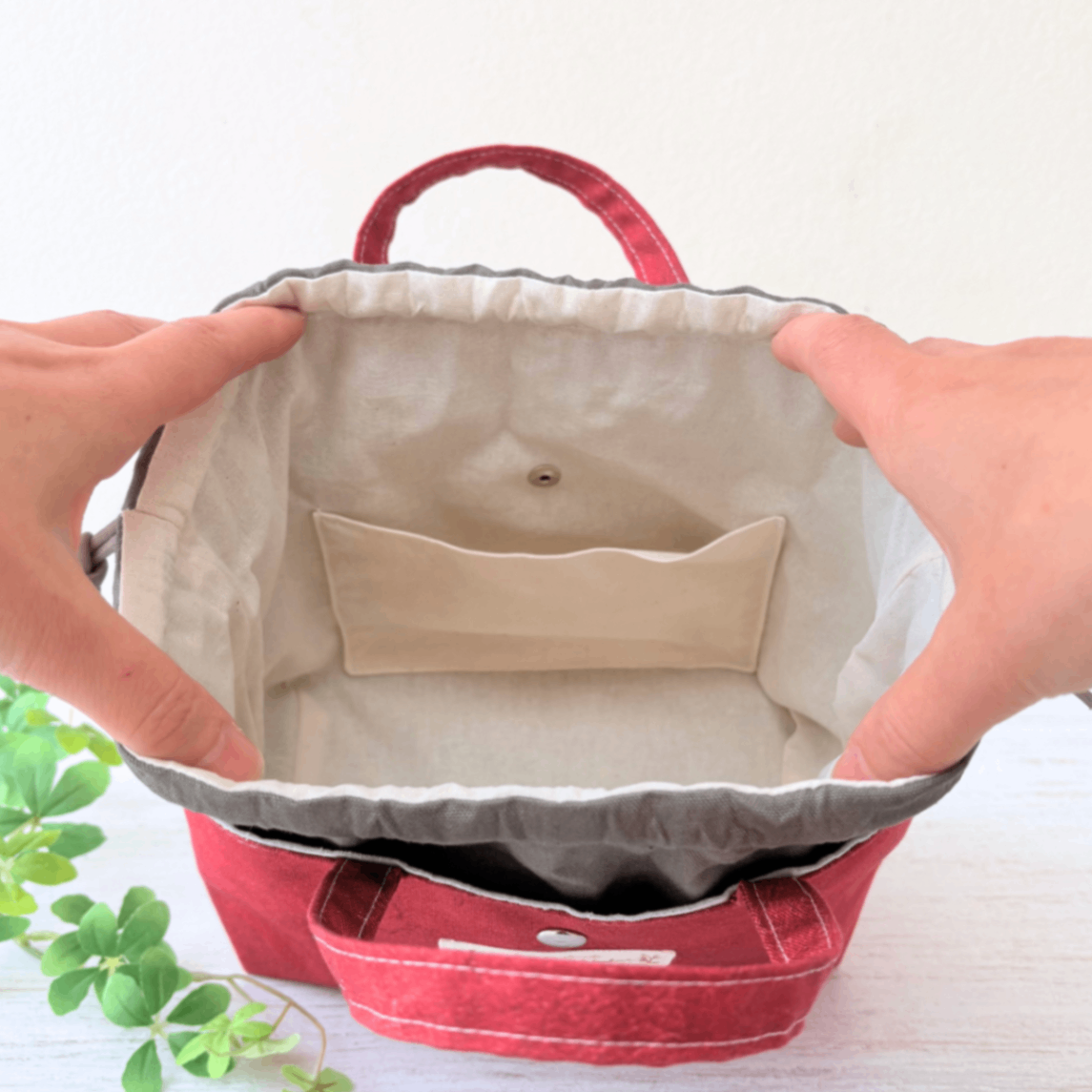 まるで牛革！？巾着つきのミニバッグ　レッド