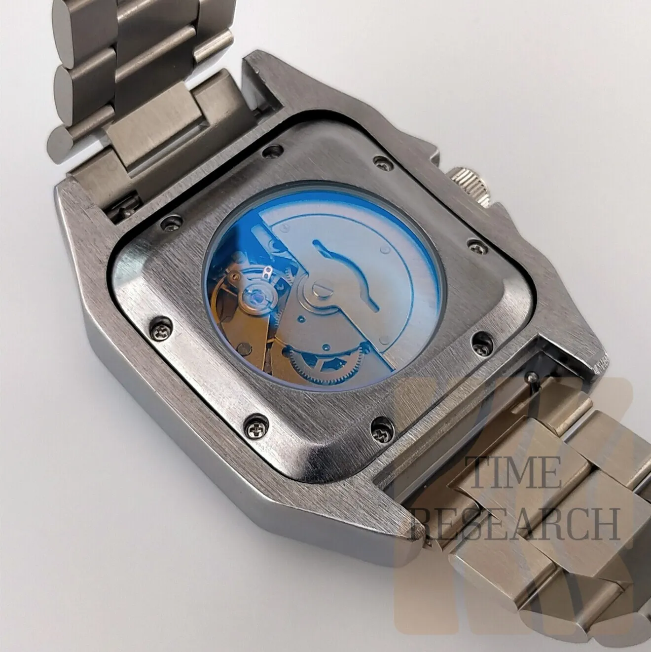 オンでもオフでもハマる機械式スクエアドレスウォッチ【ドレスベゼル/新品】裏スケ①