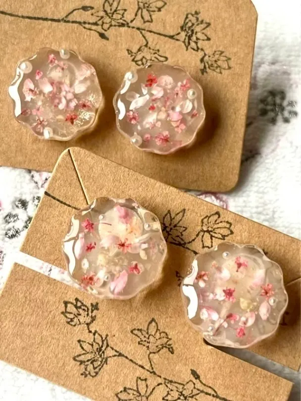 花びらのクッション風🌸イヤリング／ピアス【リベポ払い歓迎🎉】