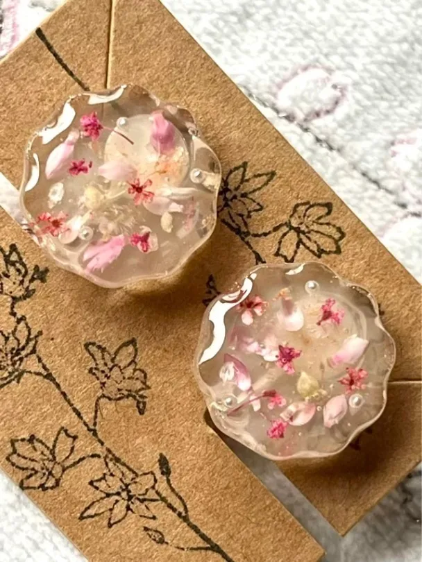花びらのクッション風🌸イヤリング／ピアス【リベポ払い歓迎🎉】