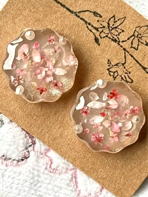 花びらのクッション風🌸イヤリング／ピアス【リベポ払い歓迎🎉】