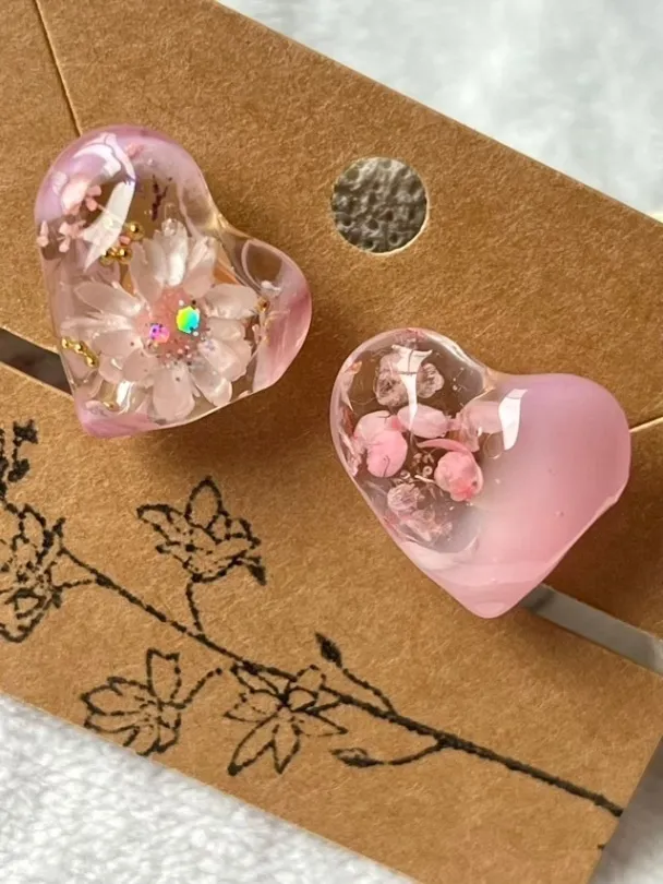 左右違いドライフラワー入りハート❤️ノンホールピアス【リベポ払い歓迎🎉】