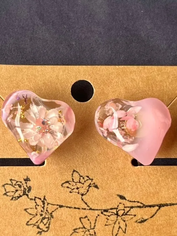 左右違いドライフラワー入りハート❤️ノンホールピアス【リベポ払い歓迎🎉】