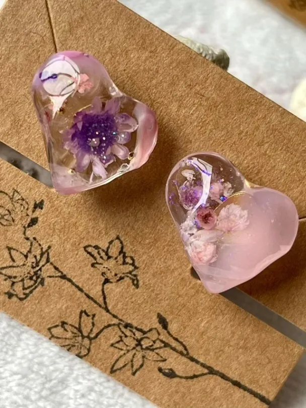 左右違いドライフラワー入りハート❤️ノンホールピアス【リベポ払い歓迎🎉】