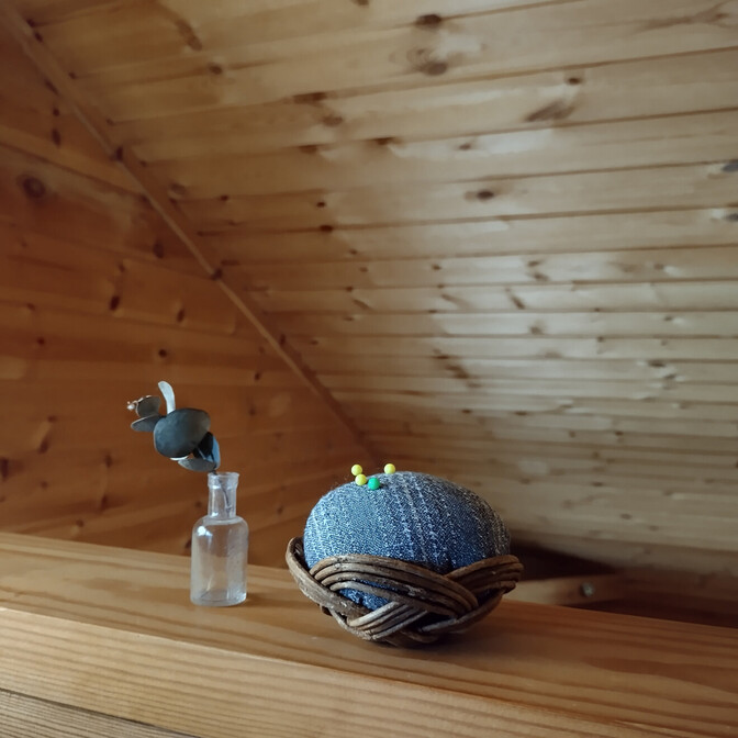 【母の日ギフト】自家採取のあけび蔓で編むピンクッションM国産中綿100％＆先染めコットン使用/藤紫
