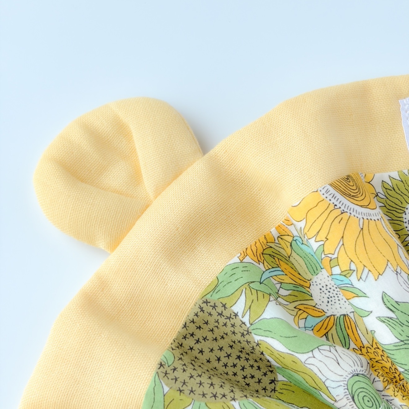 【ハンドメイド】くまみみスタイ｜リバティ生地使用 ｜ひまわり｜夏ギフト