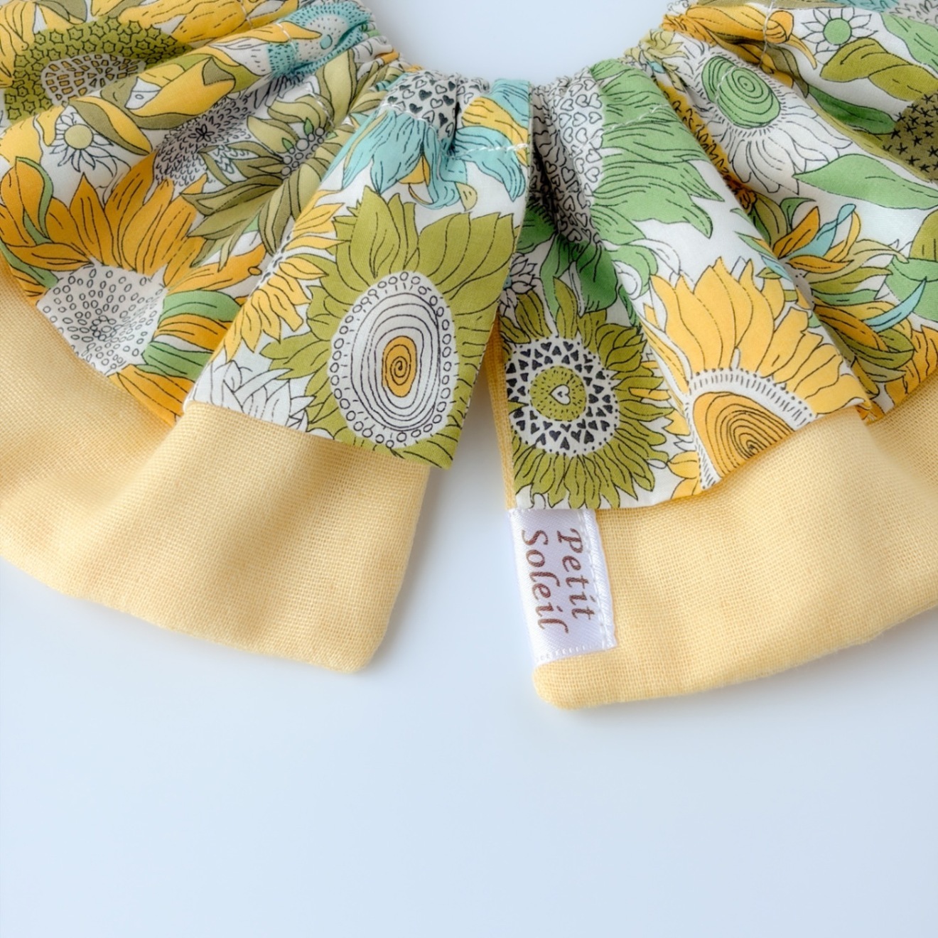 【ハンドメイド】くまみみスタイ｜リバティ生地使用 ｜ひまわり｜夏ギフト