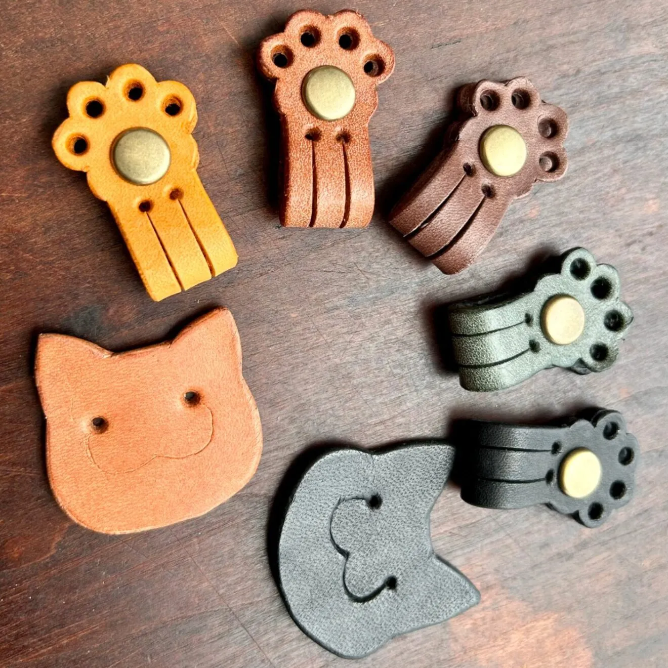 【ハロウィン】なくさない 本革にゃんこの肉球コードクリップ🐾 コードホルダー 🐈2つセット