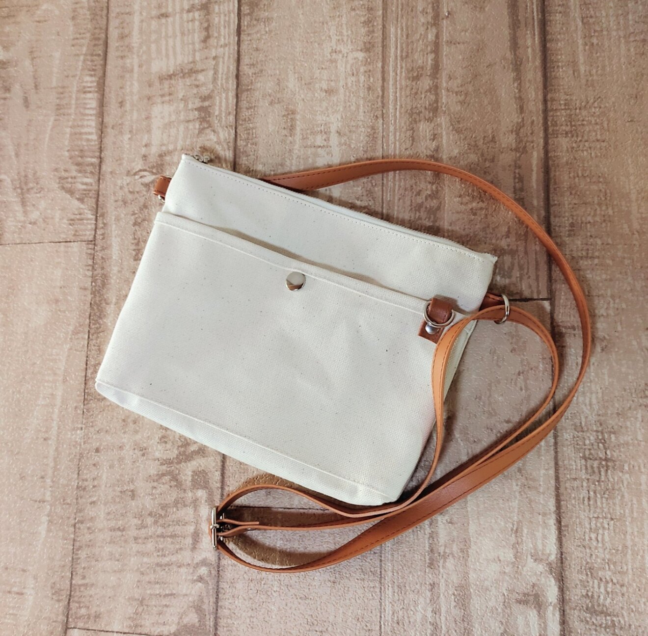 しっかり厚め８号帆布＊スマホもすっきり入るサコッシュ（キナリｘキャメルPVCレザーベルト）横型