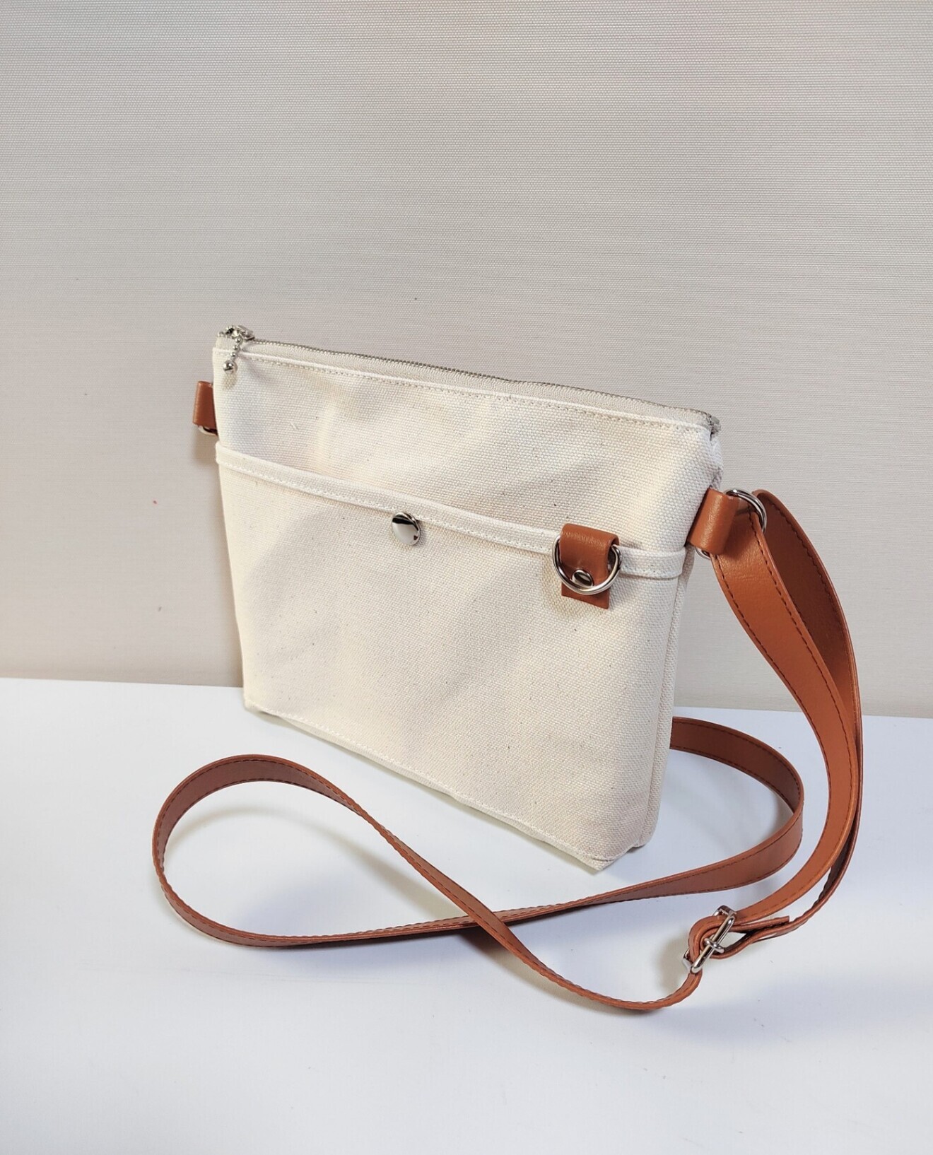 しっかり厚め８号帆布＊スマホもすっきり入るサコッシュ（キナリｘキャメルPVCレザーベルト）横型