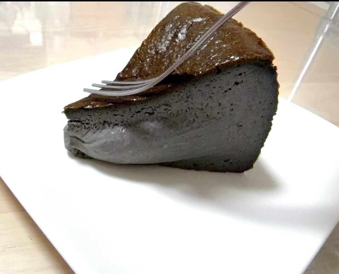 【限定お試し価格】バニラ薫るとろ生チーズケーキ1/2＆黒胡麻とろ生チーズケーキ1/2※日付指定不可