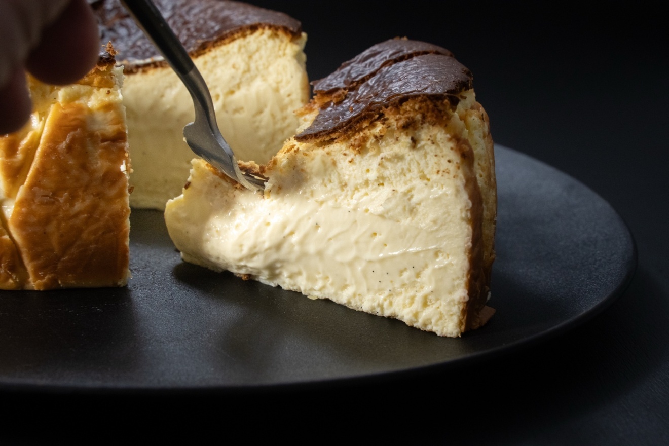 【限定お試し価格】バニラ薫るとろ生チーズケーキ1/2＆黒胡麻とろ生チーズケーキ1/2※日付指定不可