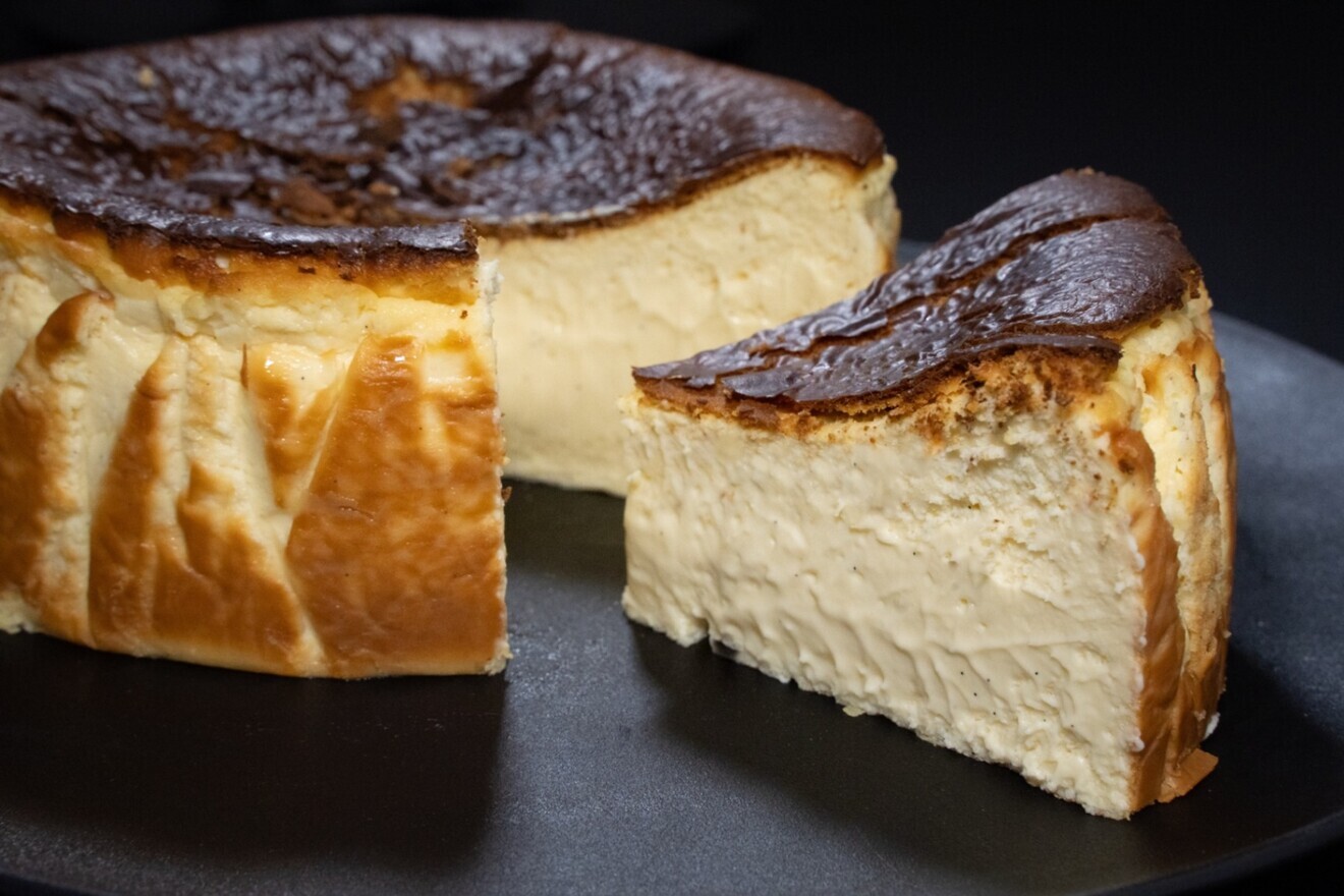 【限定お試し価格】バニラ薫るとろ生チーズケーキ1/2＆黒胡麻とろ生チーズケーキ1/2※日付指定不可