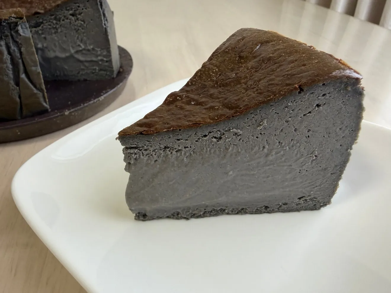 超濃香　黒ごまのとろ生チーズケーキ　小麦粉不使用　【ハロウィン】5号サイズ850ｇ以上
