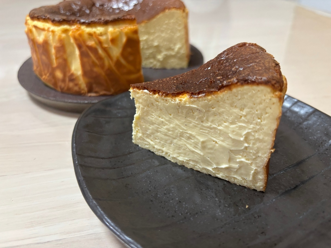 【限定お試し価格】バニラ薫るとろ生チーズケーキ1/2＆黒胡麻とろ生チーズケーキ1/2※日付指定不可