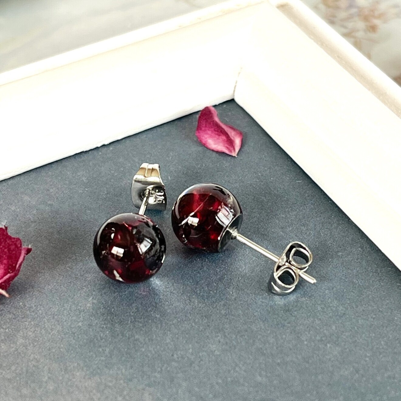 1月誕生石 ガーネット ピアス 8mm 丸玉 さざれ石 サージカルステンレス 金属アレルギー対応 