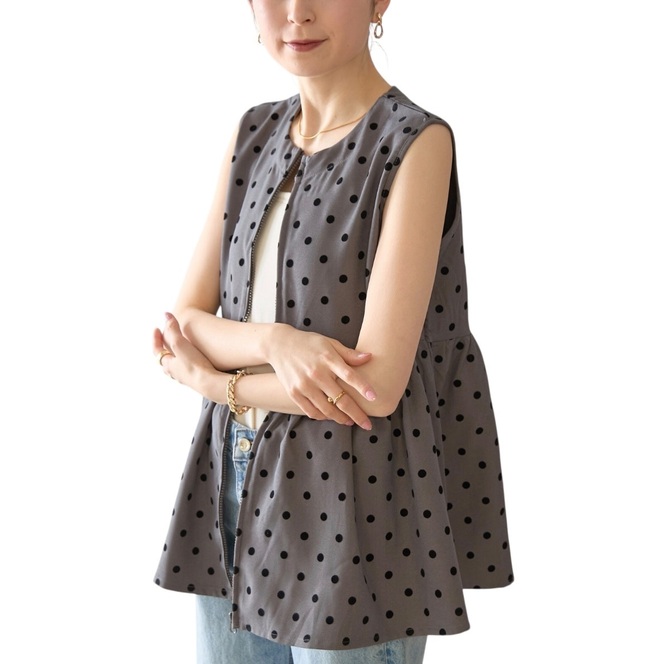 【高見え】フロッキードット×ペプラム
大人可愛いジップベスト　グレー　黒