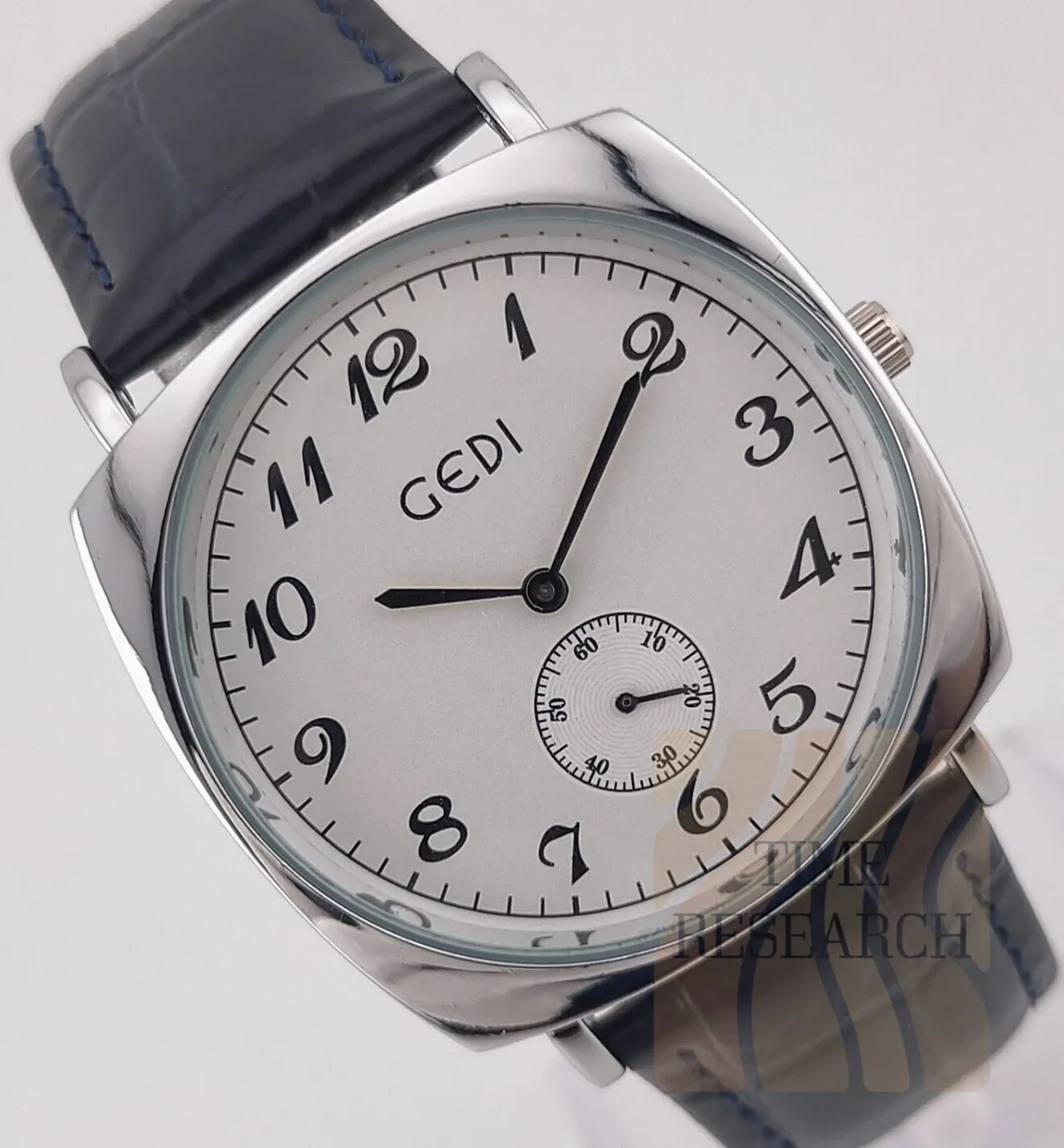 新時代のエントリーモデル【クッション型ウォッチ/新品】スモセコ パール/ロイヤル