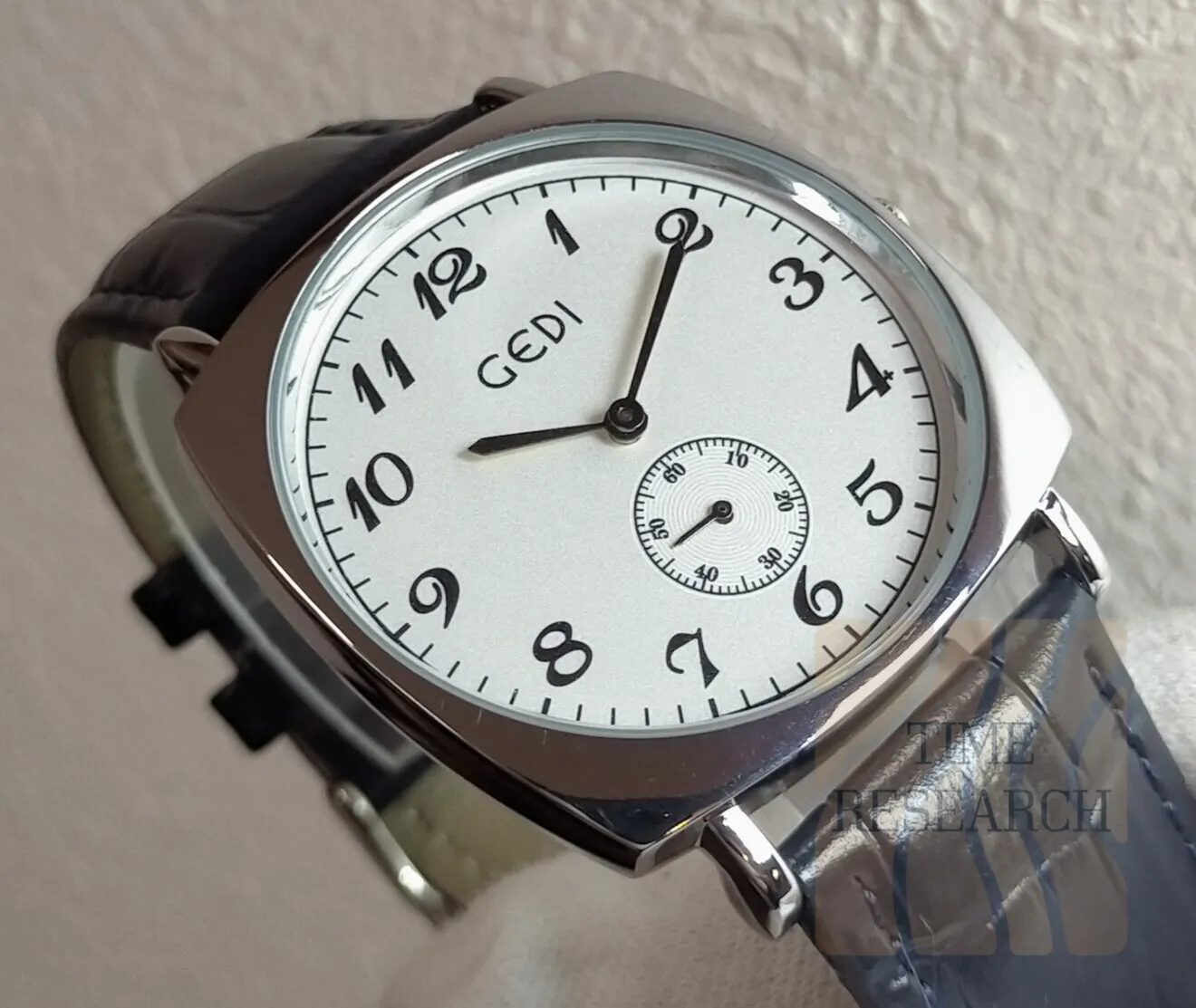 新時代のエントリーモデル【クッション型ウォッチ/新品】スモセコ パール/ロイヤル