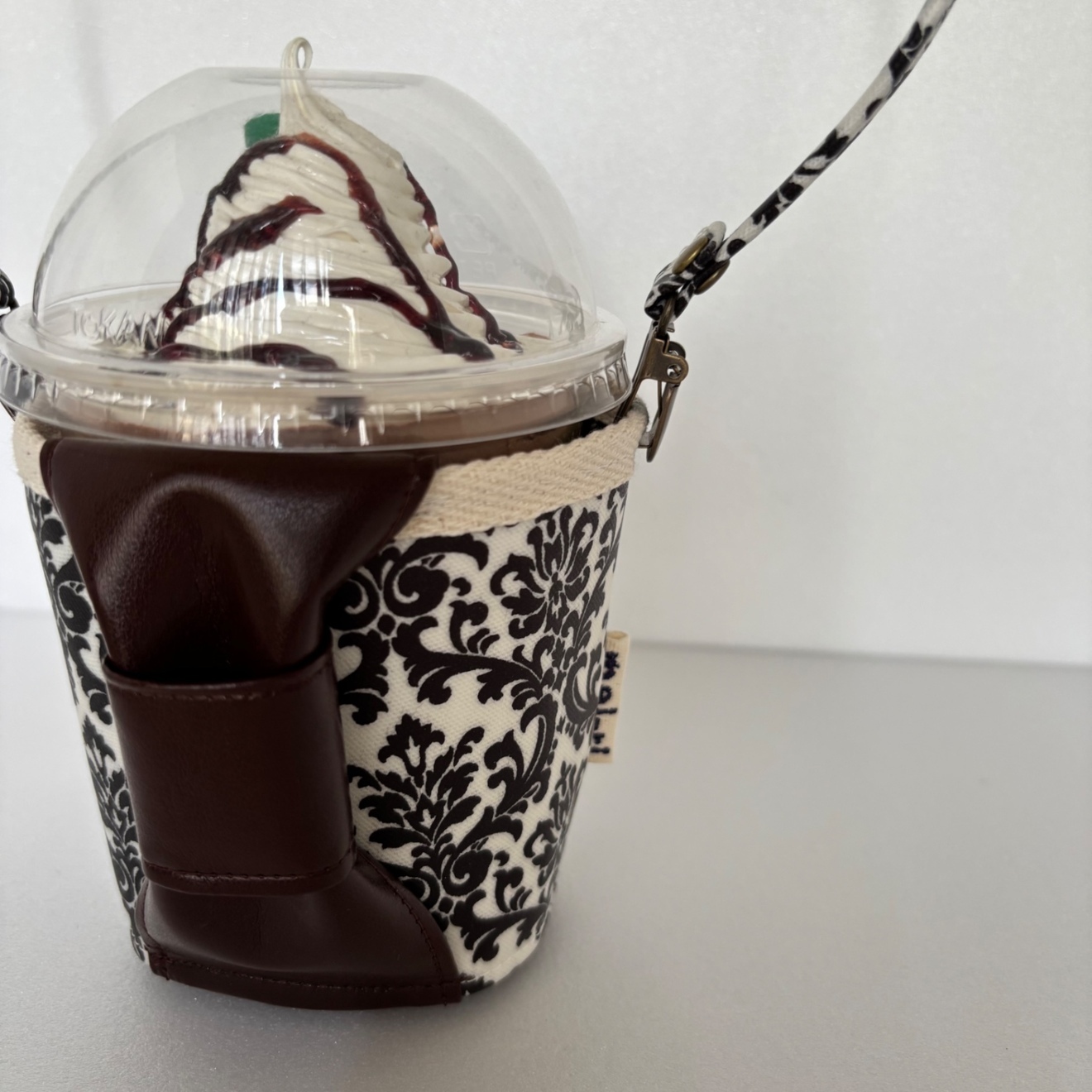 【ハンドメイド】保冷ドリンクホルダー｜もちあるきカフェ ダマスク柄