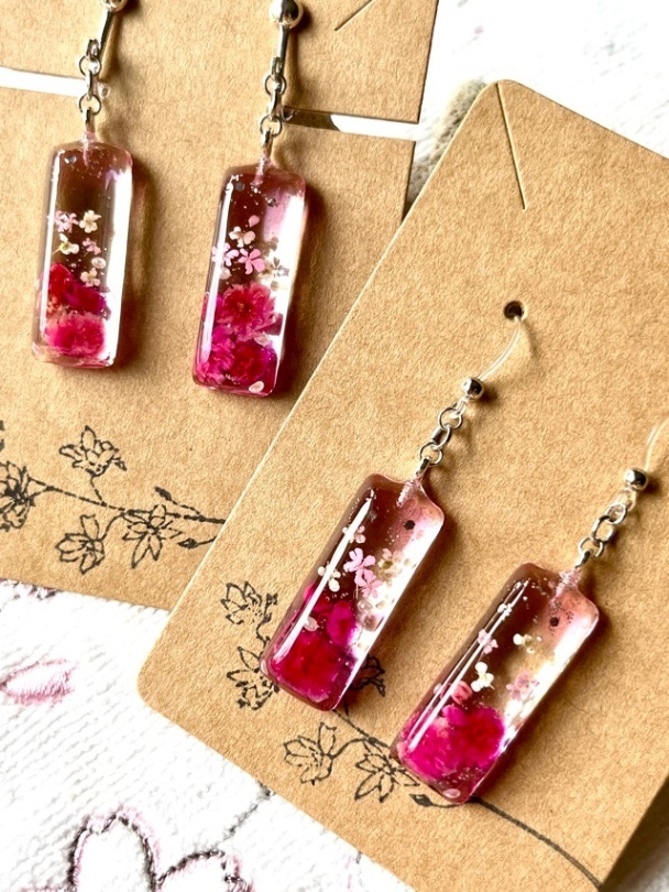 濃い目ピンクのお花たっぷり🌸イヤリング／フックピアス【リベポ払い歓迎🎉】
