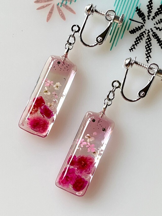 濃い目ピンクのお花たっぷり🌸イヤリング／フックピアス【リベポ払い歓迎🎉】