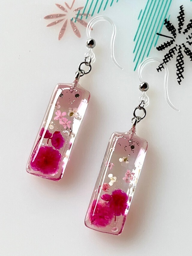 濃い目ピンクのお花たっぷり🌸イヤリング／フックピアス【リベポ払い歓迎🎉】