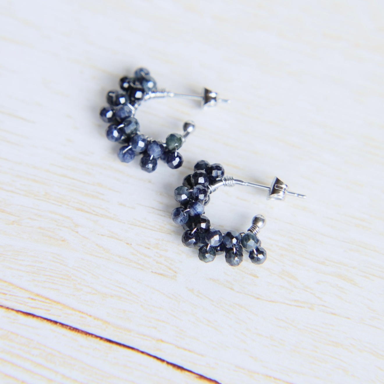 【金属アレルギー対応】ブルーサファイア Gフープピアス｜シンプルで上質な輝き