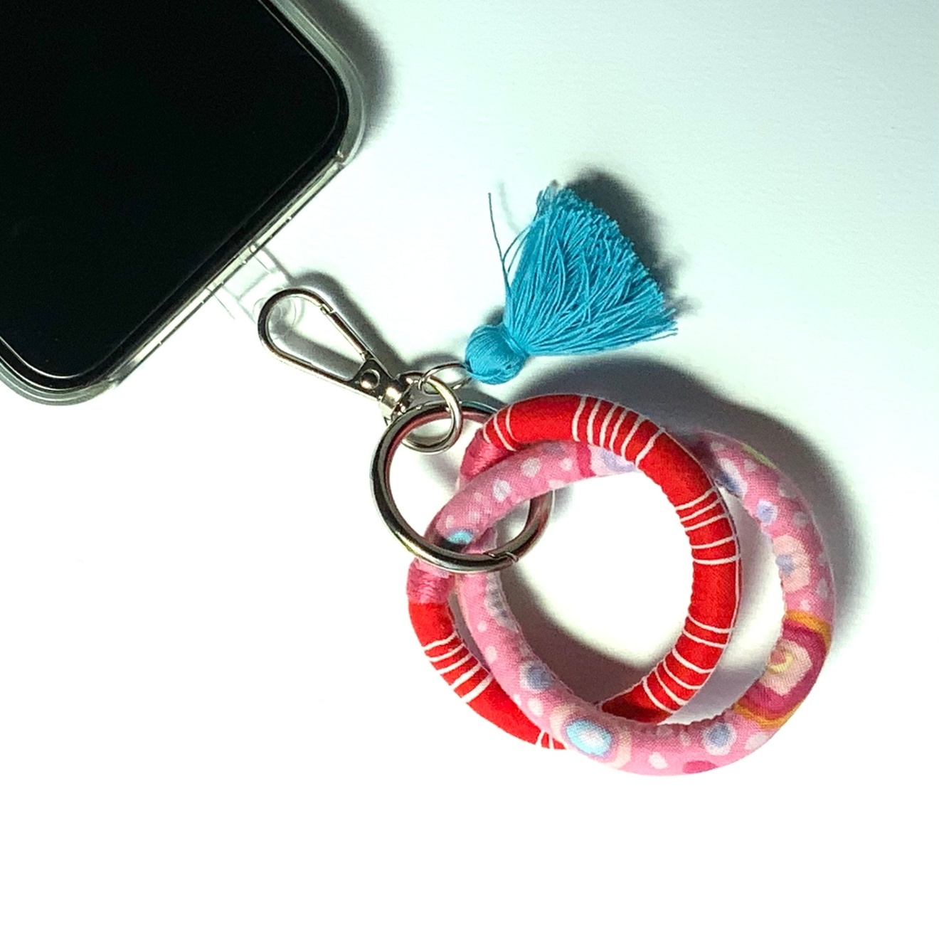 ファブリックツイスト スマホチャーム｜ピンク・朱赤×ブルータッセル　ねじって生まれる、色の重なり
