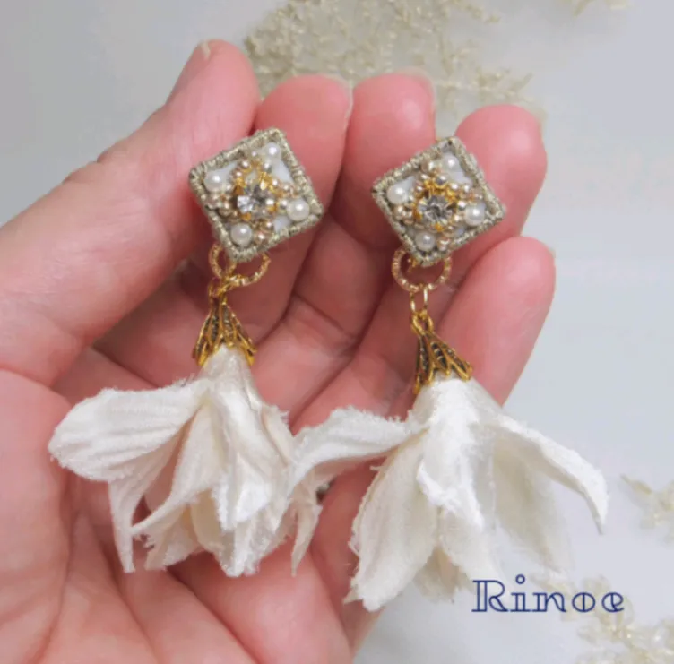RE06 刺繍スクエア フラワータッセル イヤリング【ハンドメイド】