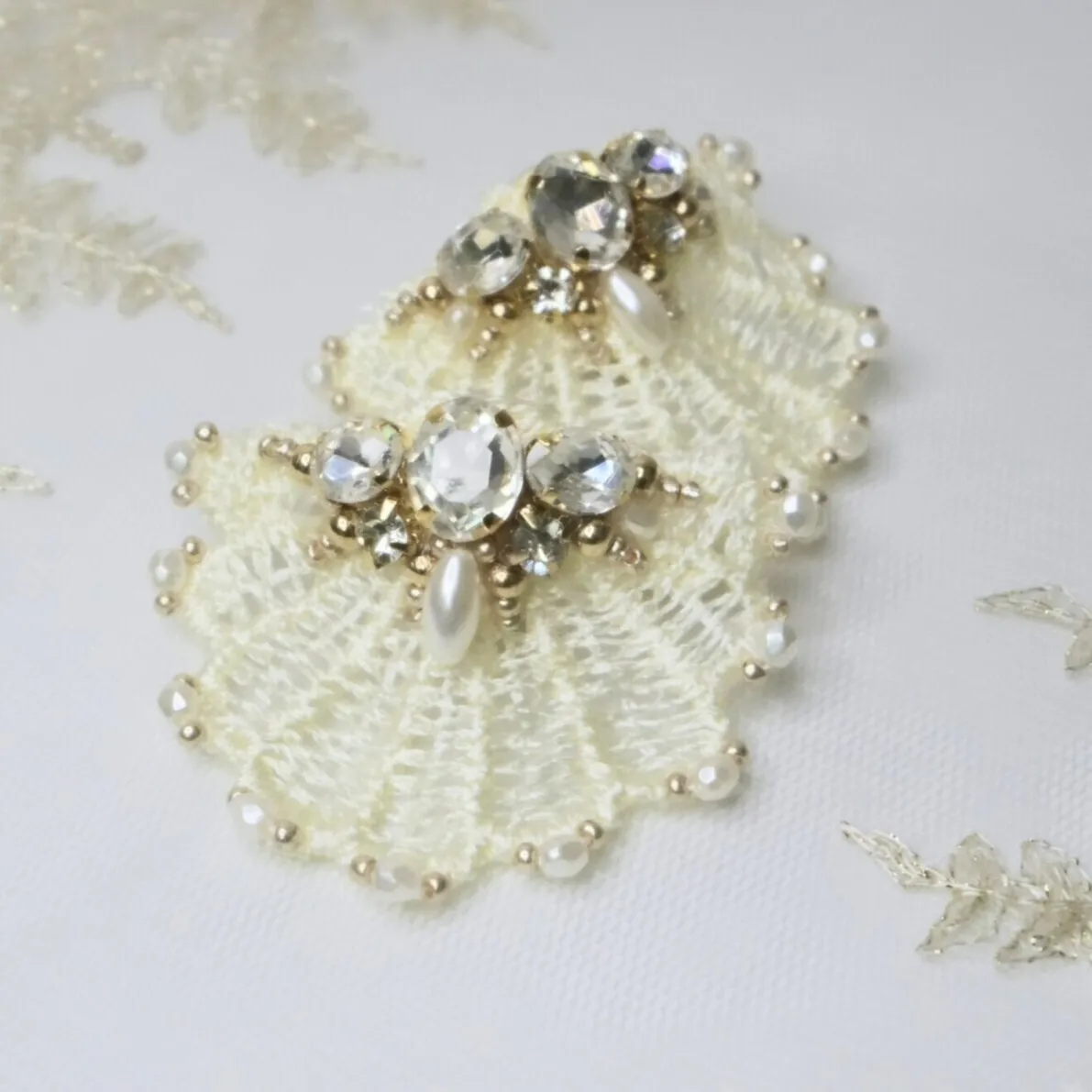 RE07 刺繍シェル イヤリング【ハンドメイド】