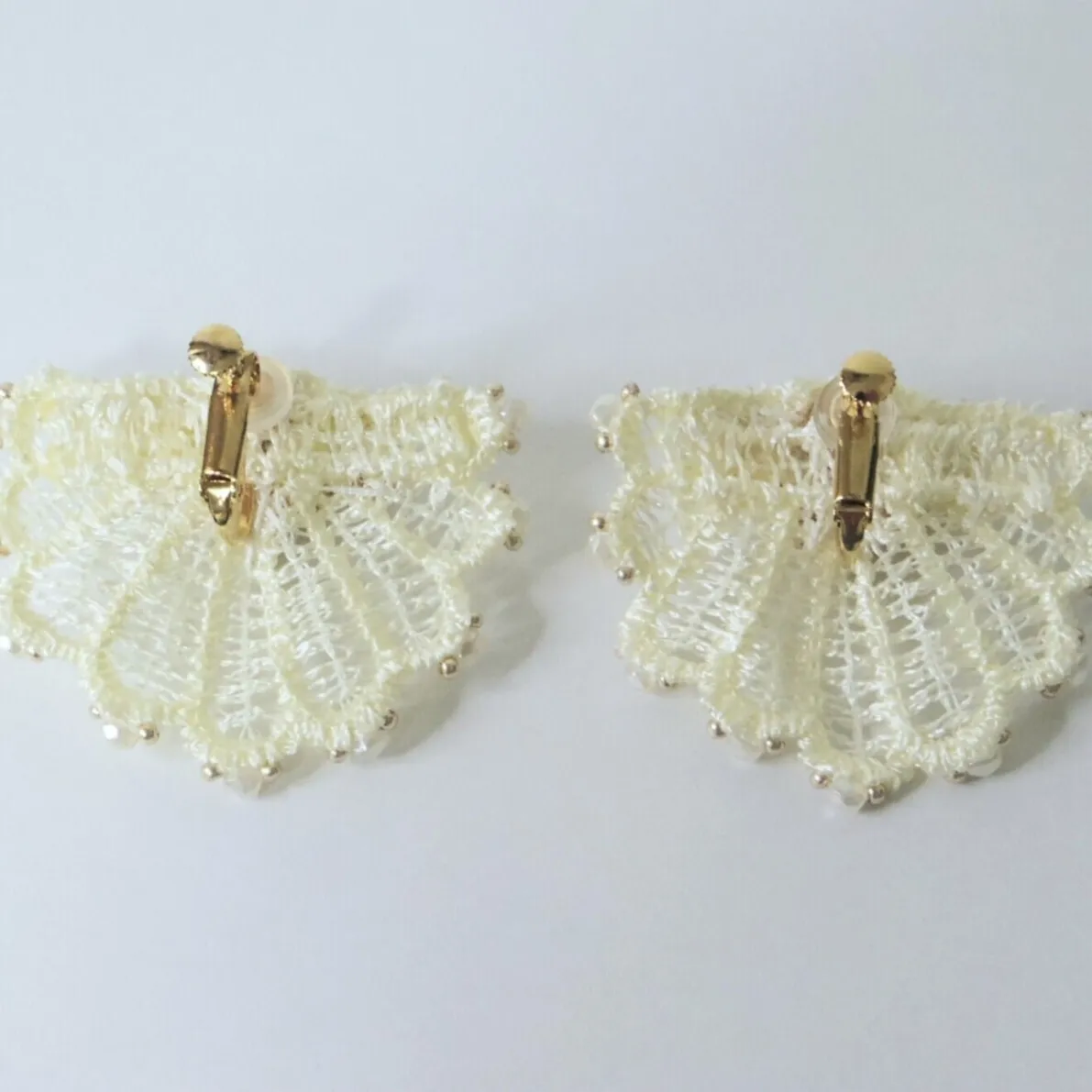 RE07 刺繍シェル イヤリング【ハンドメイド】