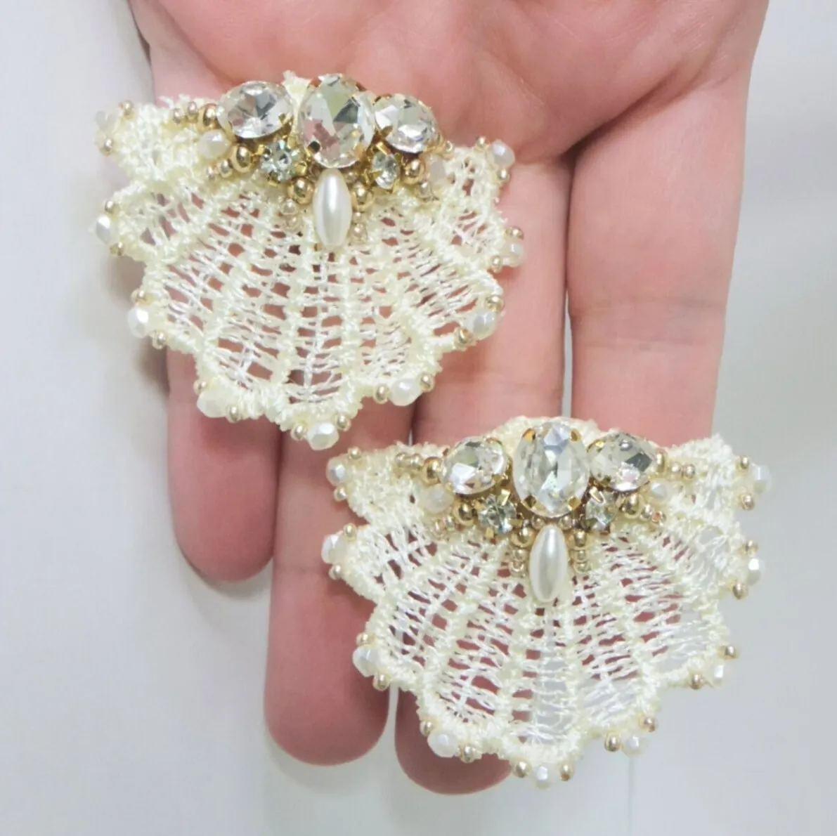 RE07 刺繍シェル イヤリング【ハンドメイド】