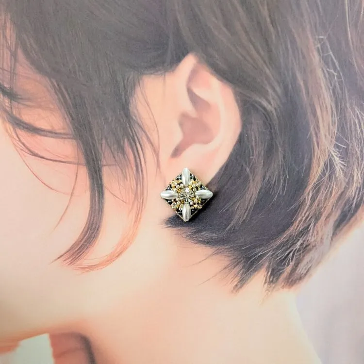 RE39 刺繍スクエア ピアス【ハンドメイド】