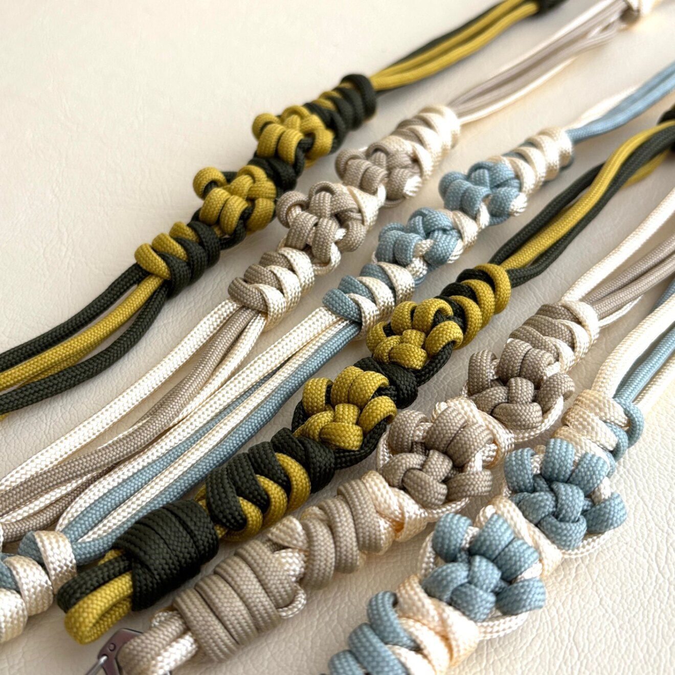 肉球のネックストラップ　3way パラコード　3色展開　ハンドメイド