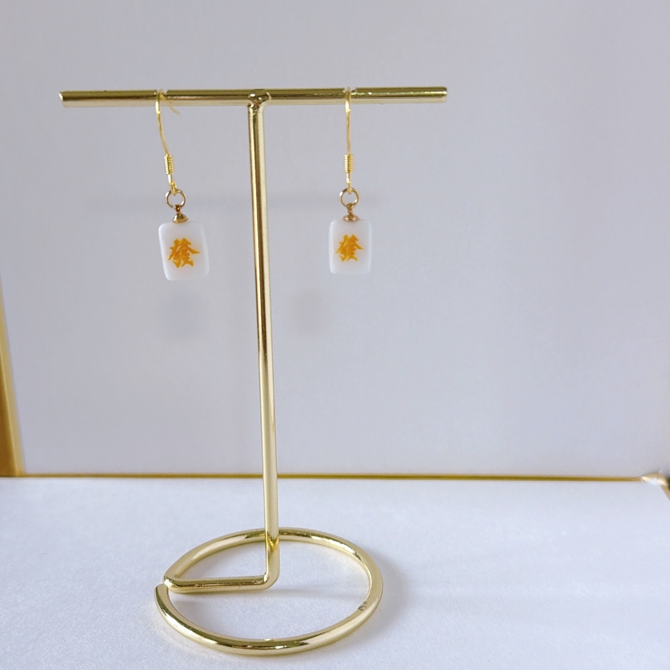麻雀牌「發」フックピアス｜ホワイト×ゴールド