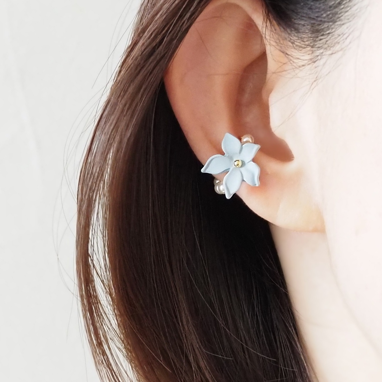 【ピアス穴不要】清楚に咲く＊選べる花〈ブルー/ピンク〉とクリスタルパールのイヤーカフ（片耳用）