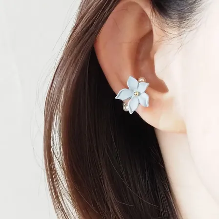 【ピアス穴不要】清楚に咲く＊選べる花〈ブルー/ピンク〉とクリスタルパールのイヤーカフ（片耳用）