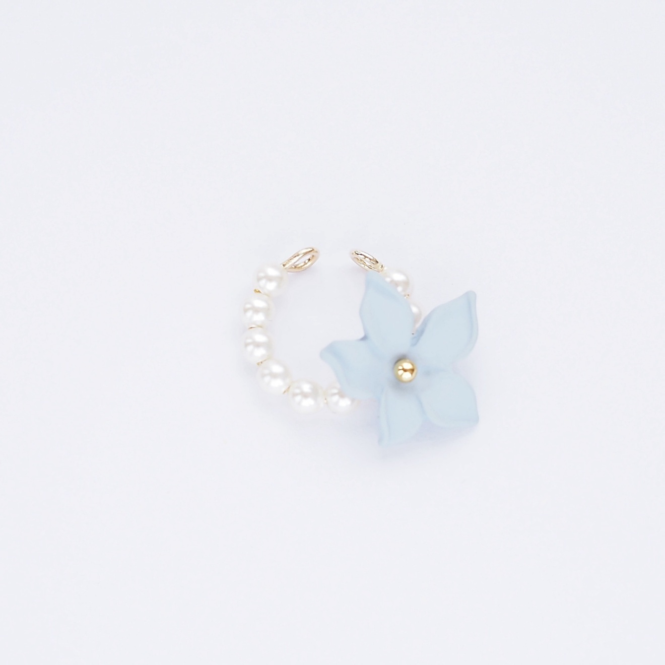 【ピアス穴不要】清楚に咲く＊選べる花〈ブルー/ピンク〉とクリスタルパールのイヤーカフ（片耳用）
