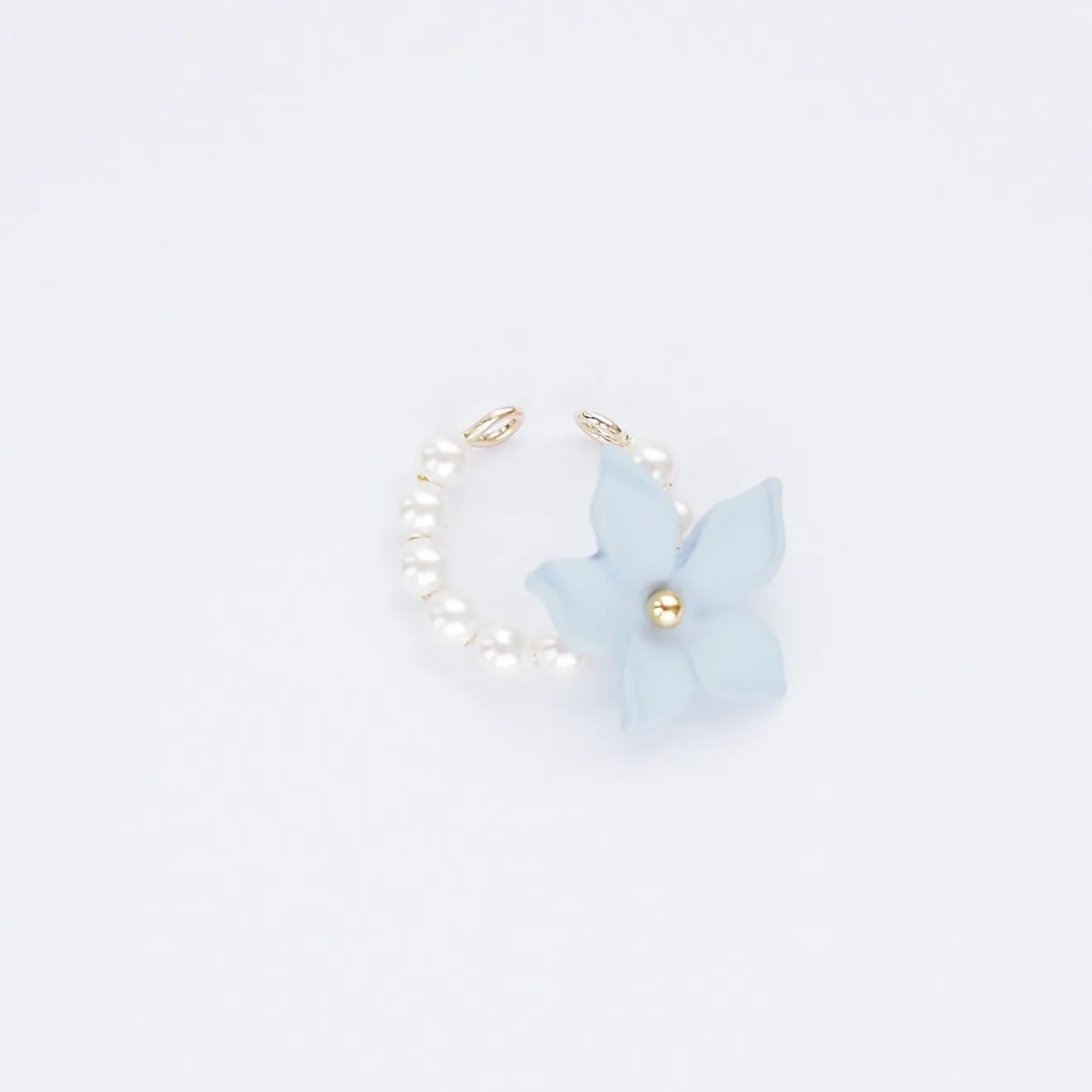 【ピアス穴不要】清楚に咲く＊選べる花〈ブルー/ピンク〉とクリスタルパールのイヤーカフ（片耳用）