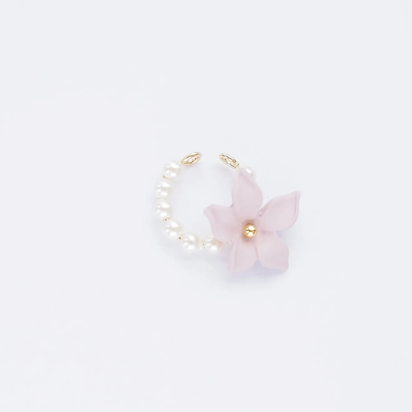 【ピアス穴不要】清楚に咲く＊選べる花〈ブルー/ピンク〉とクリスタルパールのイヤーカフ（片耳用）
